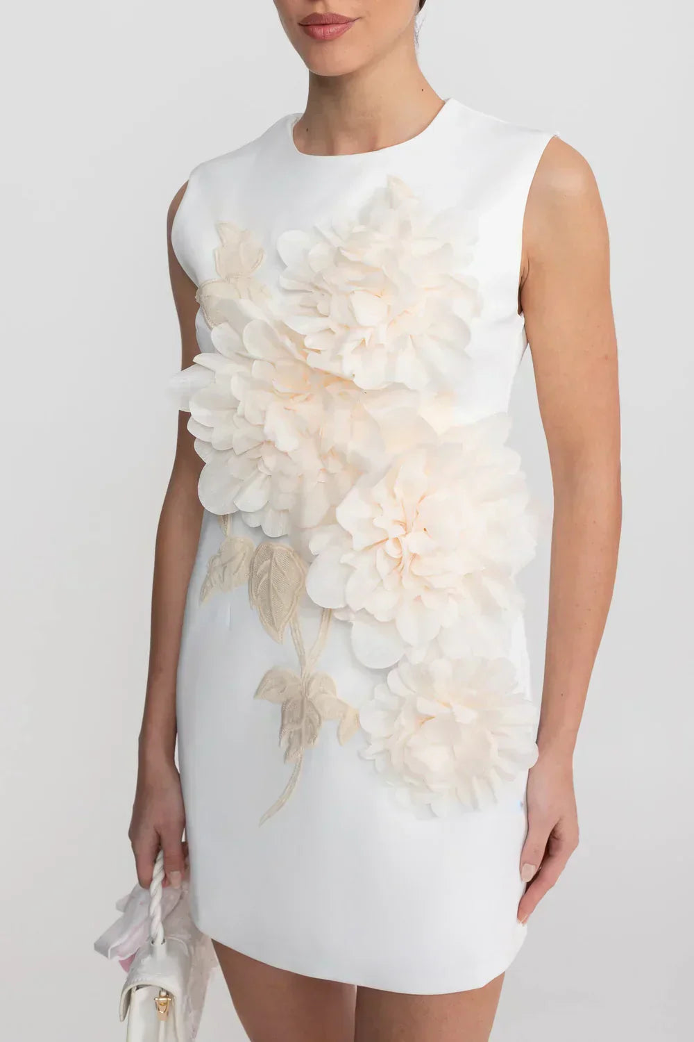 Beatriz | Vestido Curto Branco com Florais 3D e Decote Canoa
