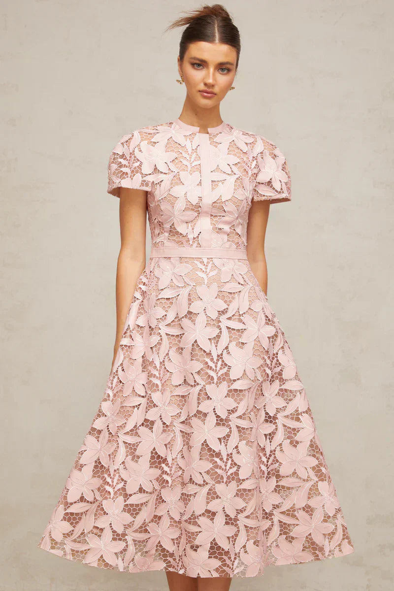 Pietra | Vestido Midi Rosa com Bordado Floral 3D e Renda Vazada