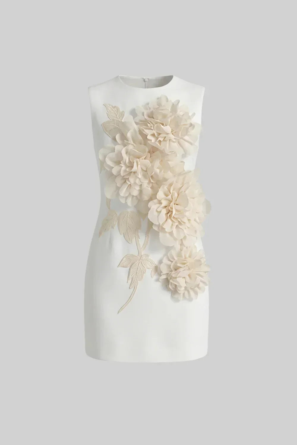 Beatriz | Vestido Curto Branco com Florais 3D e Decote Canoa