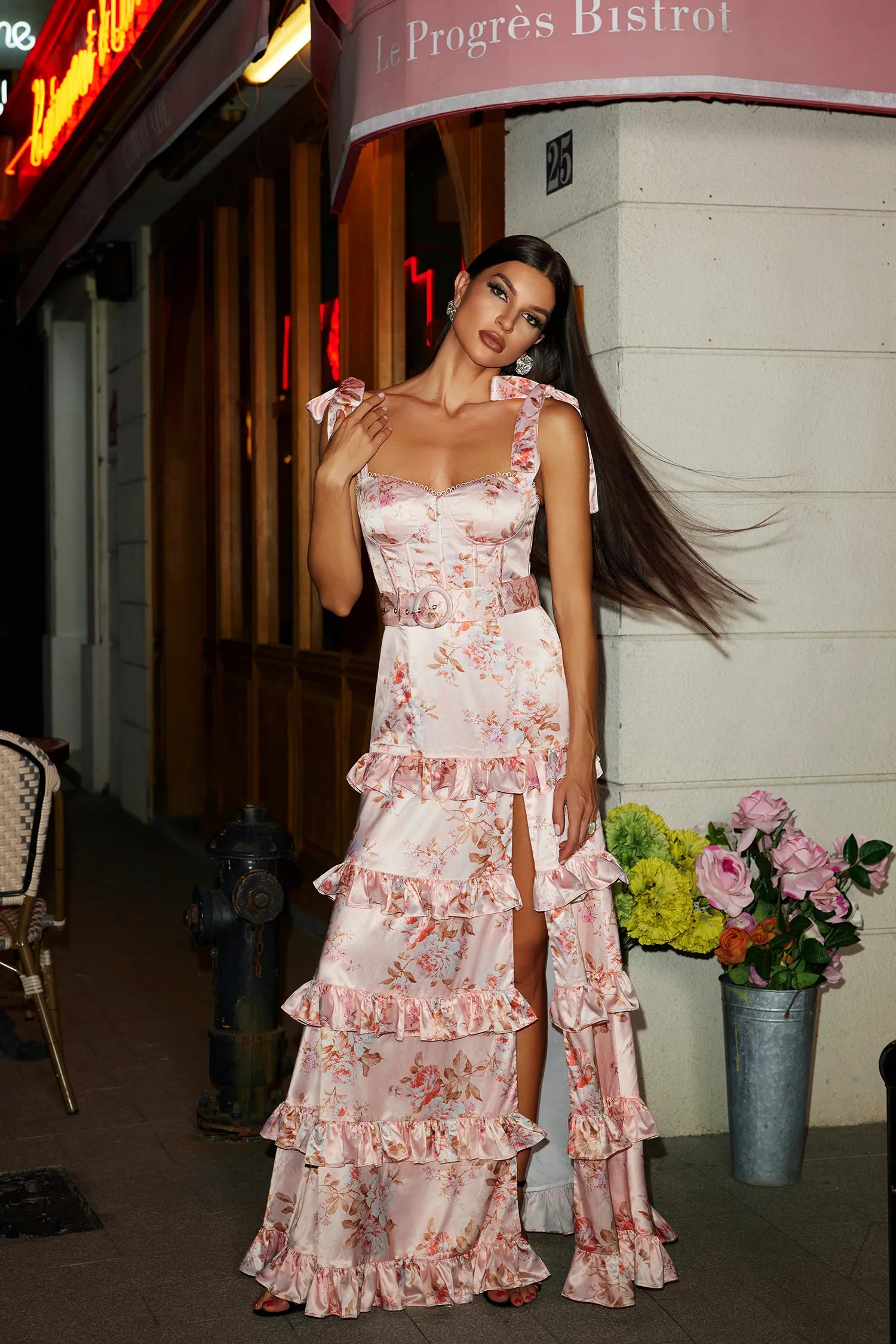 Catarina | Vestido Longo Floral Rosa com Saia Plissada e Decote Quadrado
