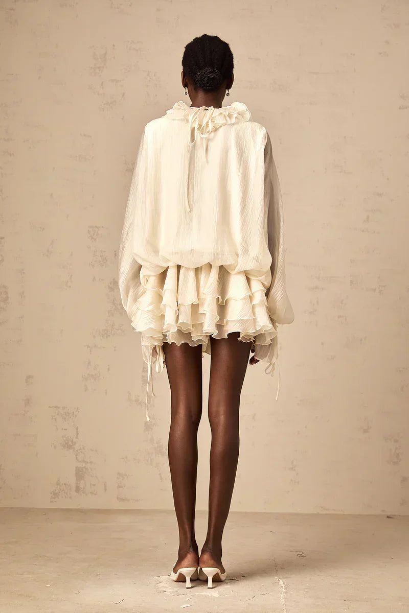 Heloísa | Vestido Curto Off-White com Flores 3D, Decote em V e Babados