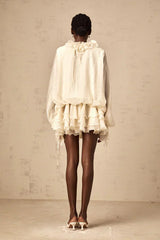 Heloísa | Vestido Curto Off-White com Flores 3D, Decote em V e Babados