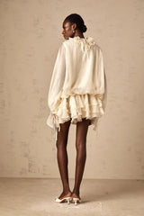 Heloísa | Vestido Curto Off-White com Flores 3D, Decote em V e Babados
