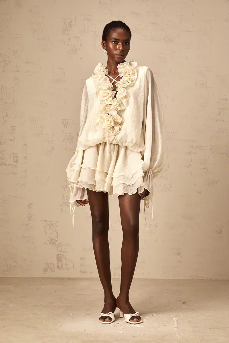 Heloísa | Vestido Curto Off-White com Flores 3D, Decote em V e Babados