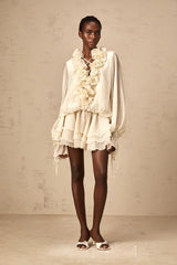Heloísa | Vestido Curto Off-White com Flores 3D, Decote em V e Babados