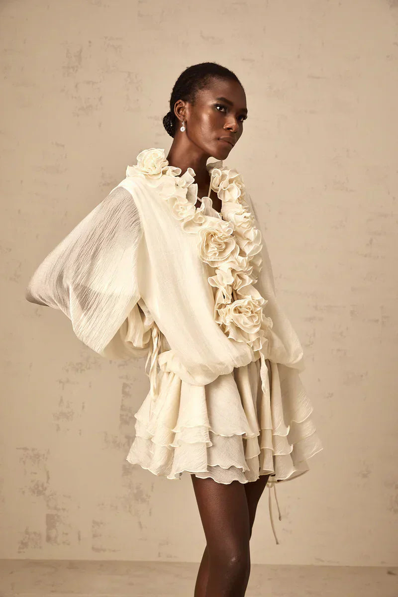 Heloísa | Vestido Curto Off-White com Flores 3D, Decote em V e Babados