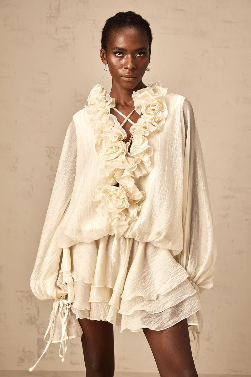 Heloísa | Vestido Curto Off-White com Flores 3D, Decote em V e Babados