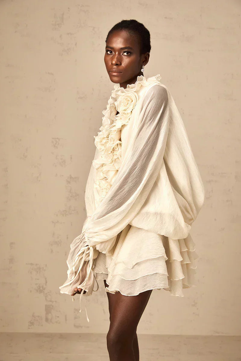 Heloísa | Vestido Curto Off-White com Flores 3D, Decote em V e Babados