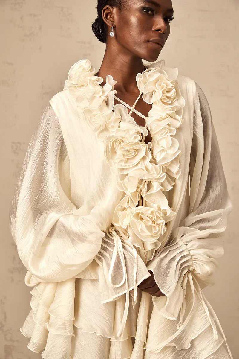 Heloísa | Vestido Curto Off-White com Flores 3D, Decote em V e Babados