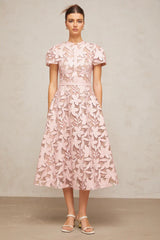 Pietra | Vestido Midi Rosa com Bordado Floral 3D e Renda Vazada