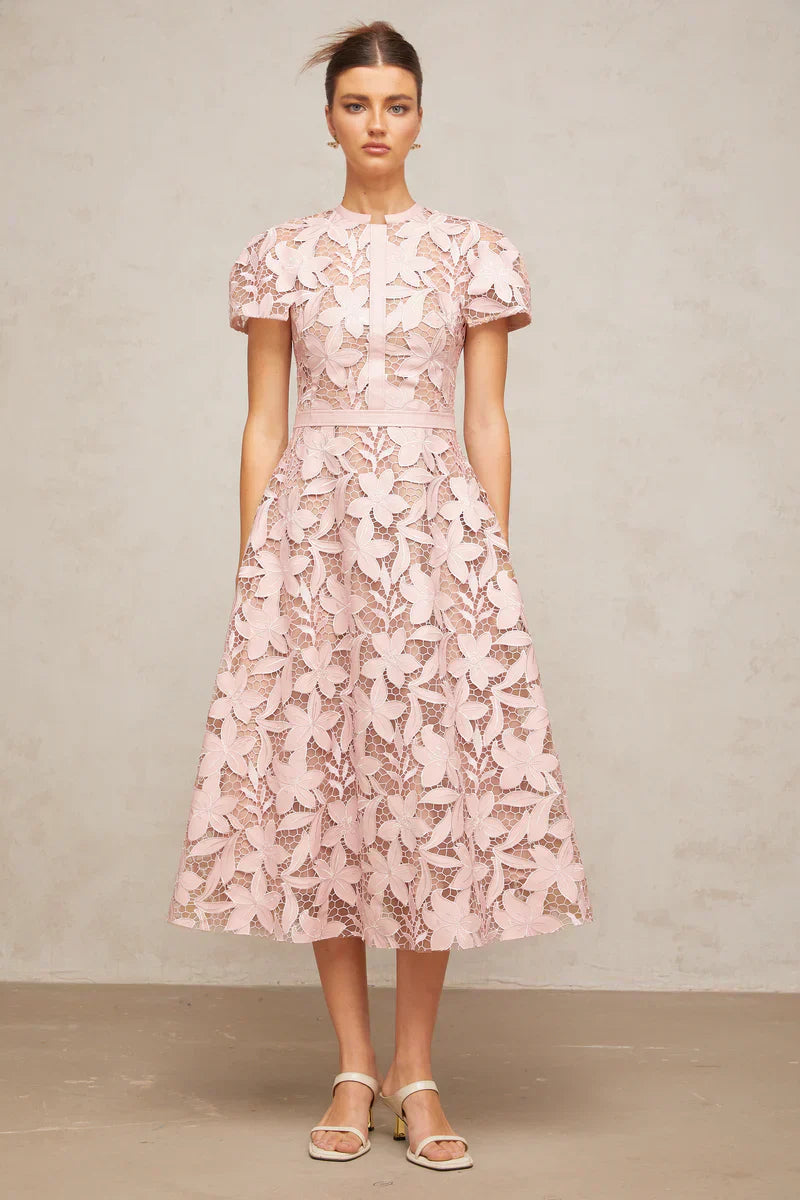 Pietra | Vestido Midi Rosa com Bordado Floral 3D e Renda Vazada