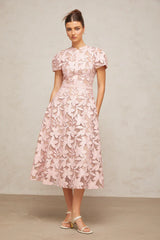 Pietra | Vestido Midi Rosa com Bordado Floral 3D e Renda Vazada