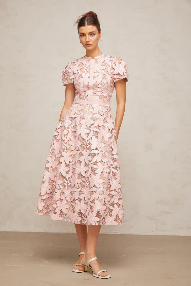 Pietra | Vestido Midi Rosa com Bordado Floral 3D e Renda Vazada