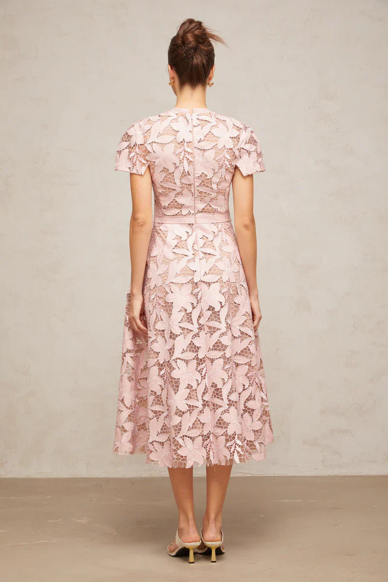 Pietra | Vestido Midi Rosa com Bordado Floral 3D e Renda Vazada