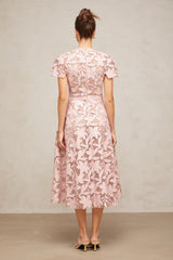 Pietra | Vestido Midi Rosa com Bordado Floral 3D e Renda Vazada