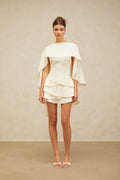 Estela | Vestido Curto Branco com Babados Assimétricos e Xale