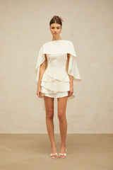 Estela | Vestido Curto Branco com Babados Assimétricos e Xale
