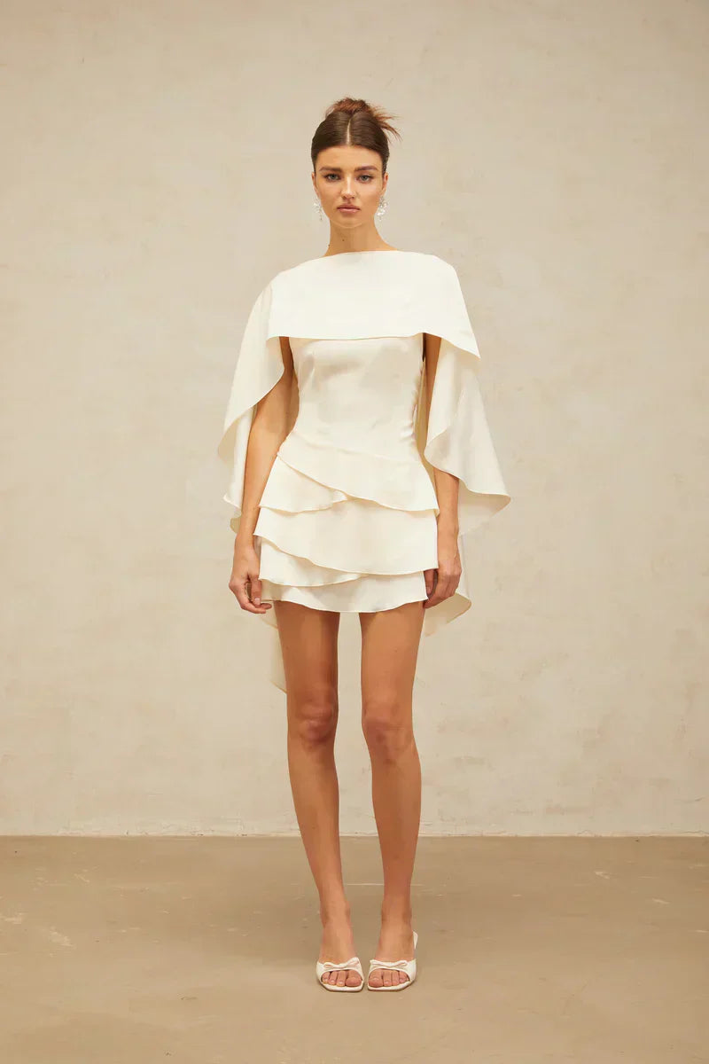 Estela | Vestido Curto Branco com Babados Assimétricos e Xale