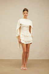Estela | Vestido Curto Branco com Babados Assimétricos e Xale