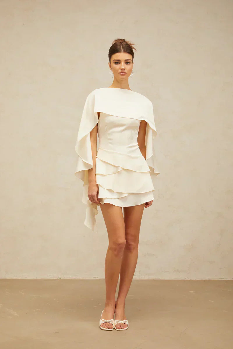 Estela | Vestido Curto Branco com Babados Assimétricos e Xale