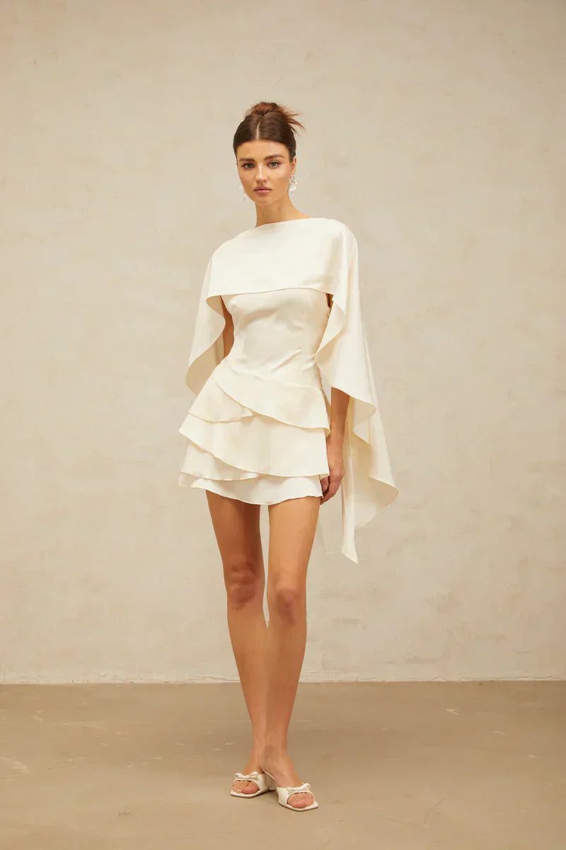 Estela | Vestido Curto Branco com Babados Assimétricos e Xale