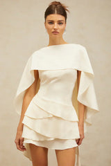 Estela | Vestido Curto Branco com Babados Assimétricos e Xale