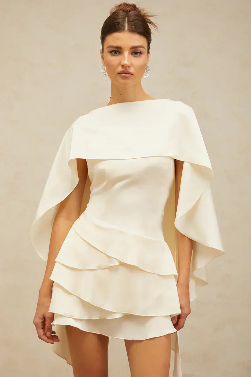 Estela | Vestido Curto Branco com Babados Assimétricos e Xale