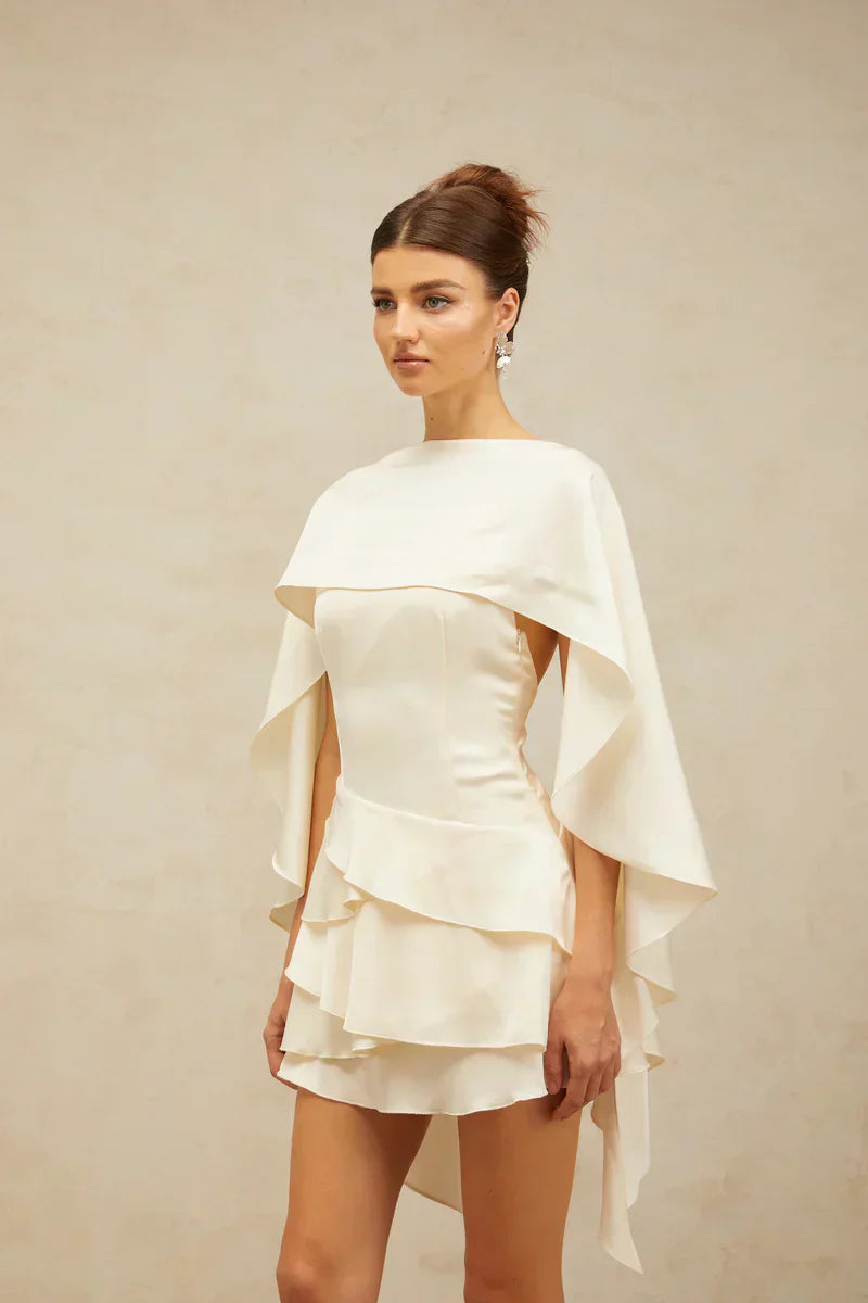 Estela | Vestido Curto Branco com Babados Assimétricos e Xale