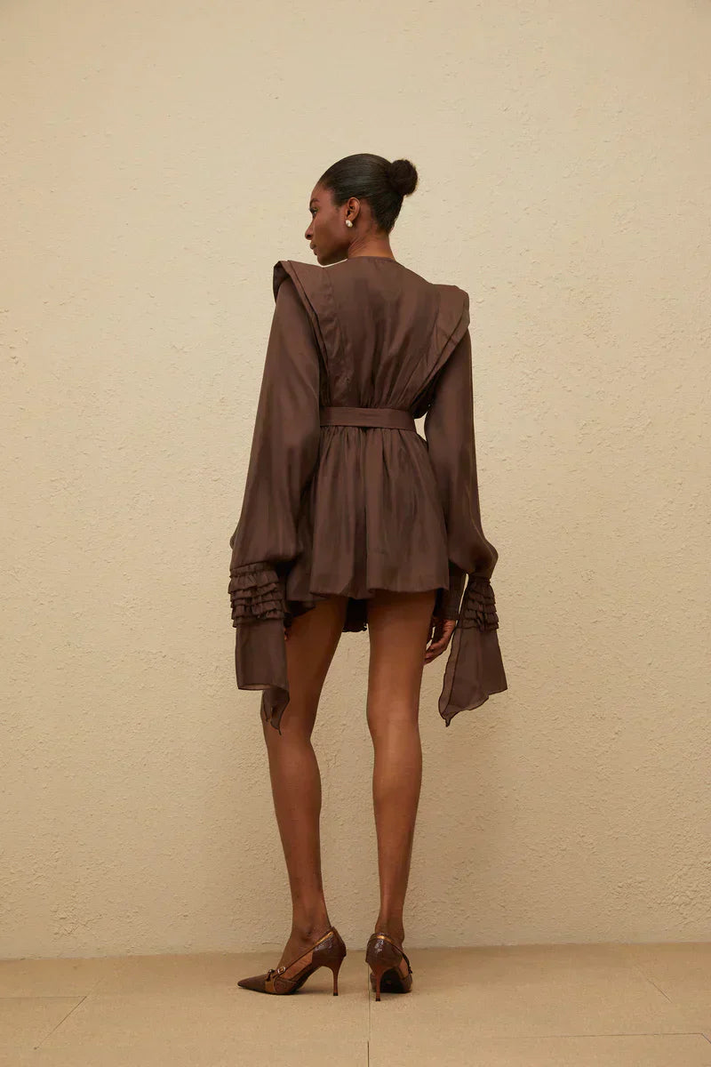 Taína | Vestido Curto Chocolate em Camadas com Manga Volumosa e Cinto