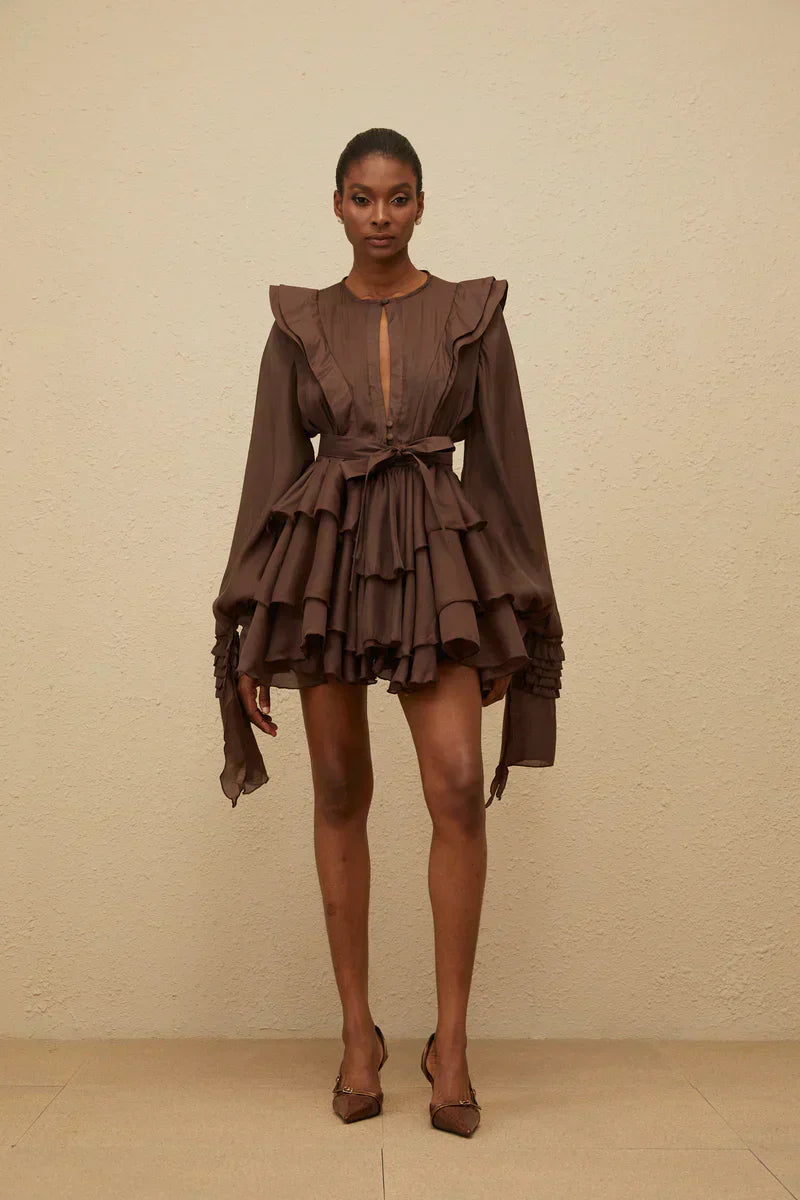 Taína | Vestido Curto Chocolate em Camadas com Manga Volumosa e Cinto