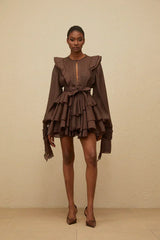 Taína | Vestido Curto Chocolate em Camadas com Manga Volumosa e Cinto