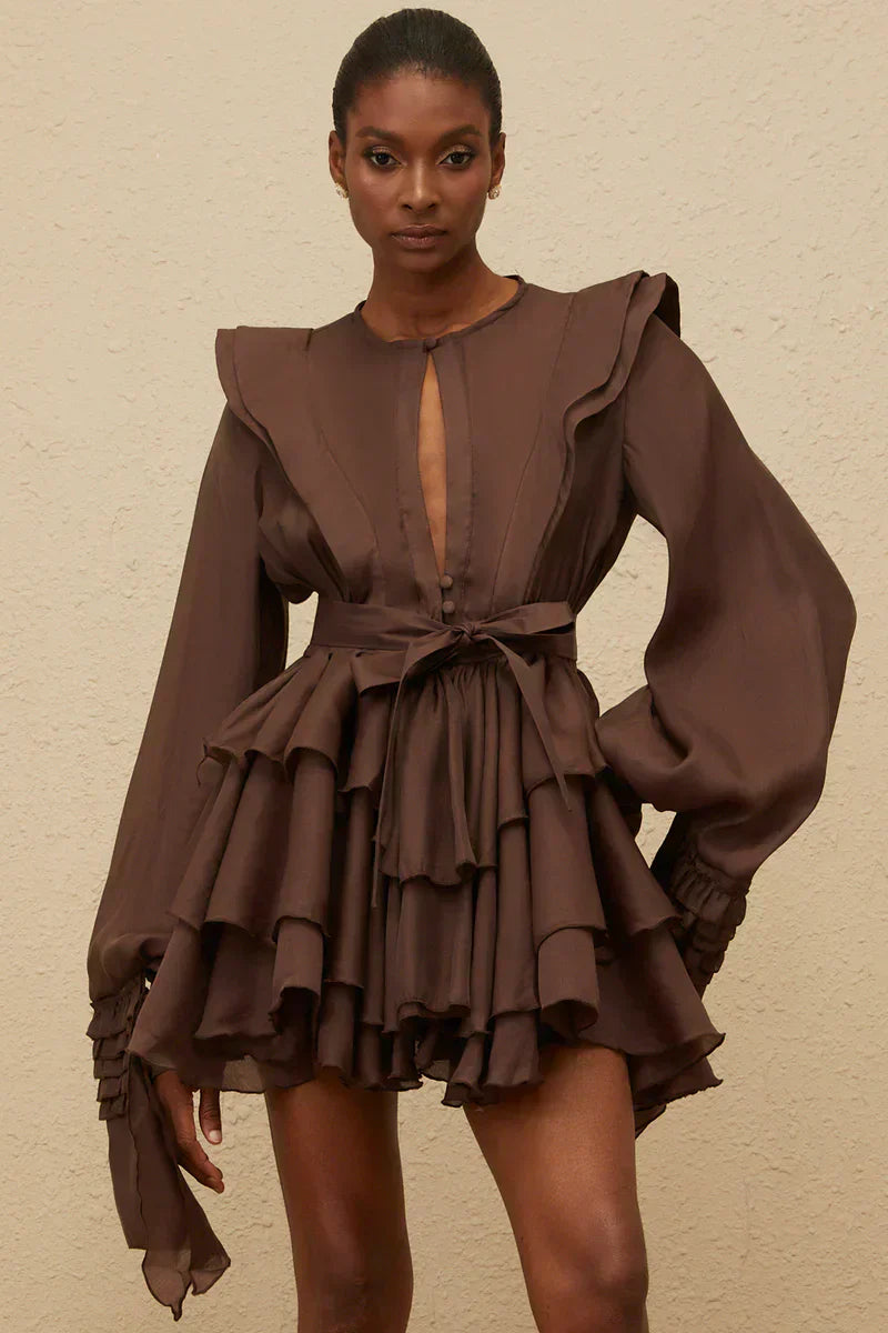 Taína | Vestido Curto Chocolate em Camadas com Manga Volumosa e Cinto