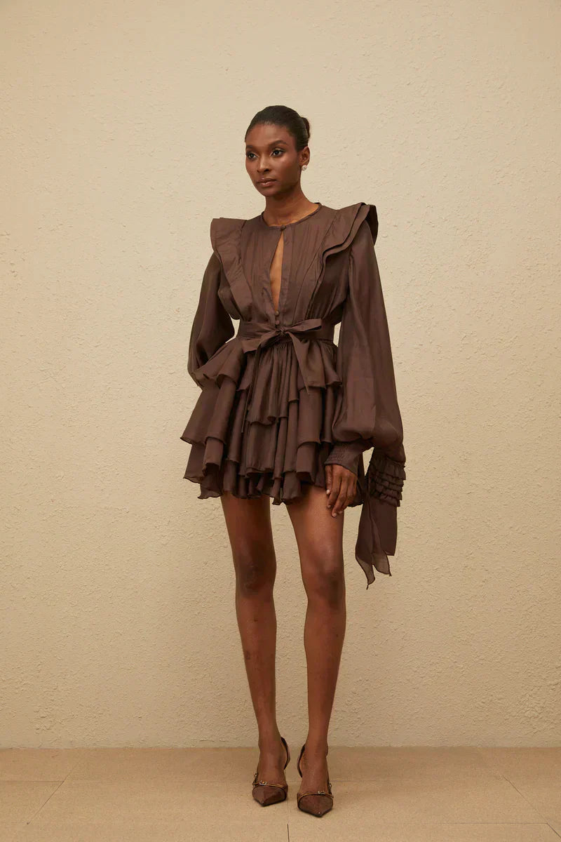 Taína | Vestido Curto Chocolate em Camadas com Manga Volumosa e Cinto