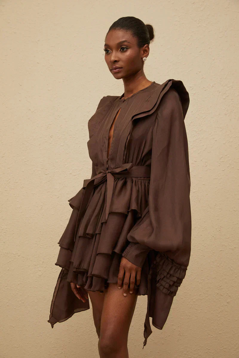 Taína | Vestido Curto Chocolate em Camadas com Manga Volumosa e Cinto