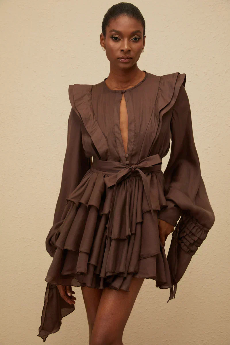 Taína | Vestido Curto Chocolate em Camadas com Manga Volumosa e Cinto