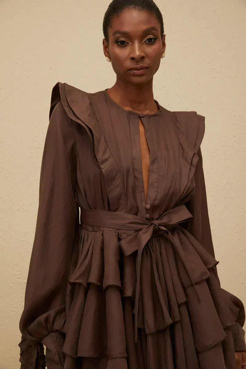 Taína | Vestido Curto Chocolate em Camadas com Manga Volumosa e Cinto