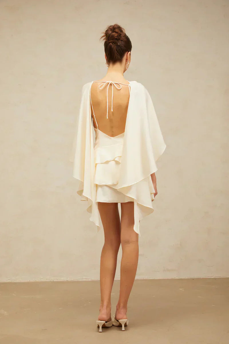 Estela | Vestido Curto Branco com Babados Assimétricos e Xale