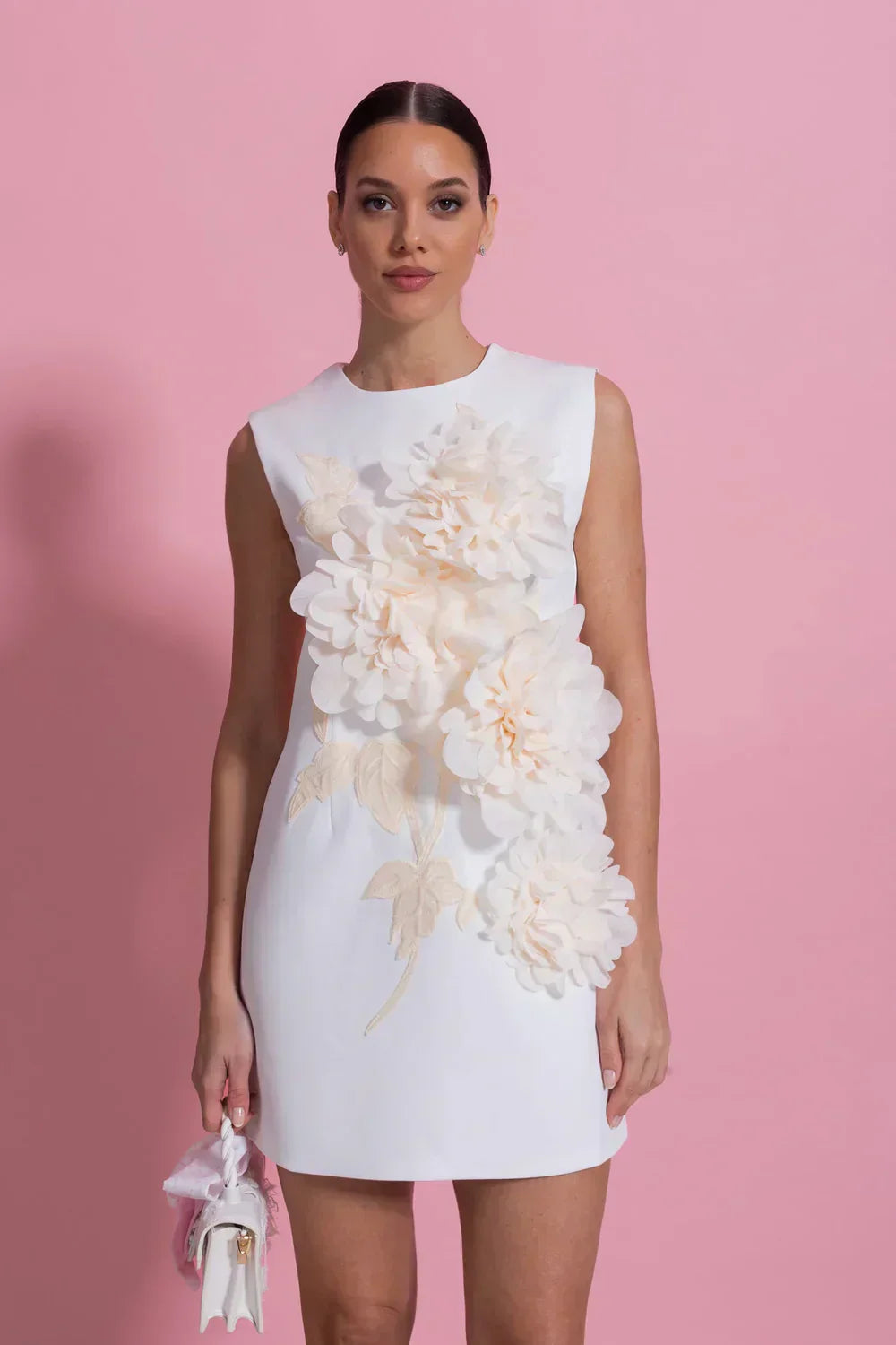 Beatriz | Vestido Curto Branco com Florais 3D e Decote Canoa