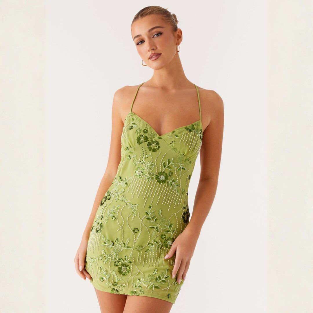 Valentina | Vestido Curto Verde Pistache Floral com Decote Coração