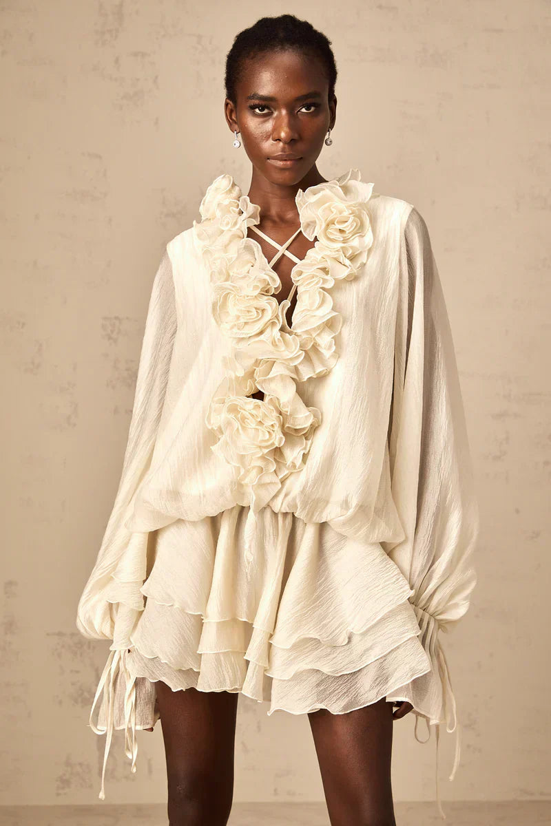 Heloísa | Vestido Curto Off-White com Flores 3D, Decote em V e Babados
