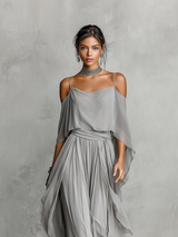 Sinara | Vestido Longo Cinza com Off-Shoulder e Drapeado Fluido