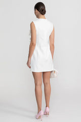 Beatriz | Vestido Curto Branco com Florais 3D e Decote Canoa