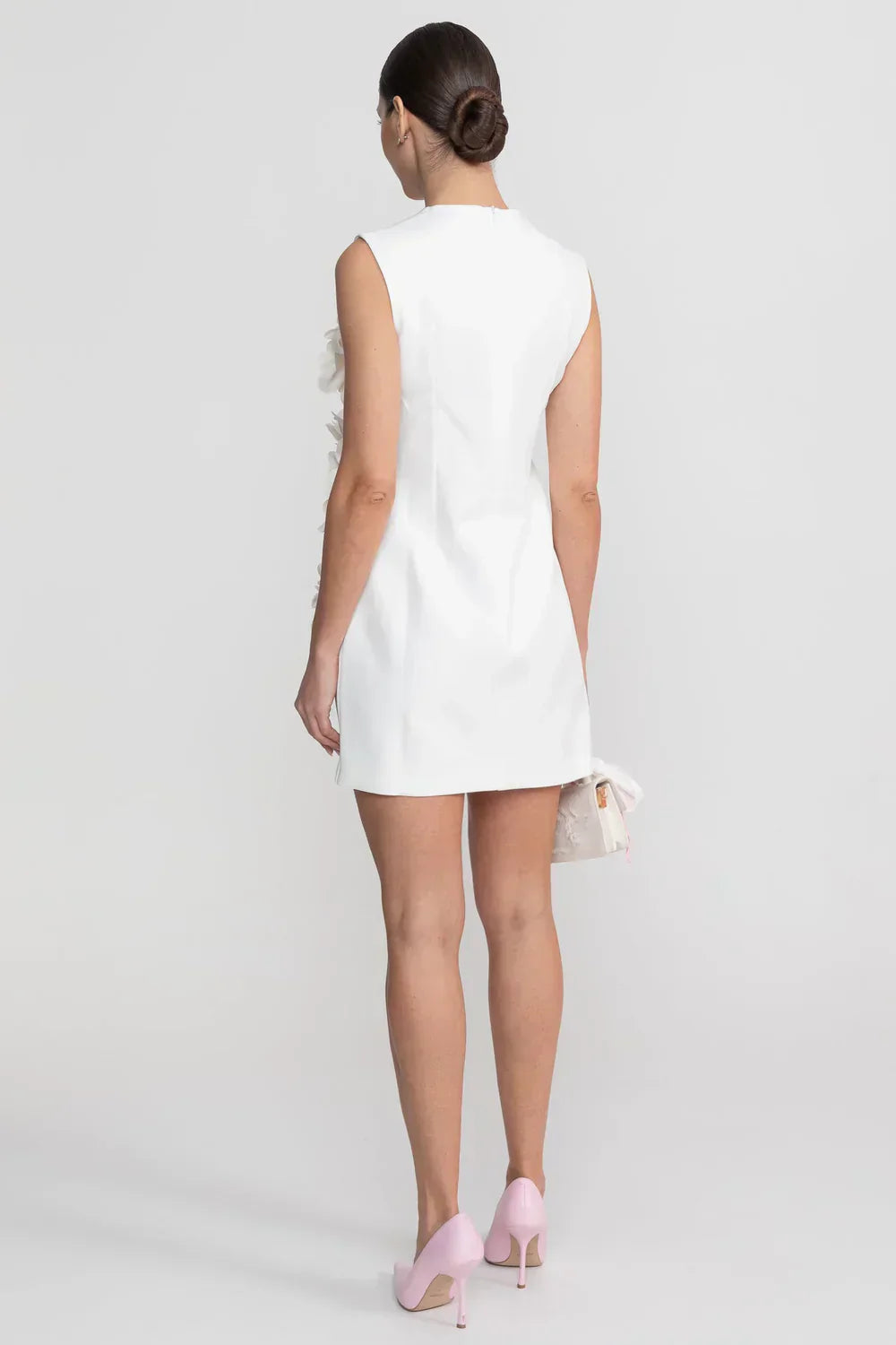 Beatriz | Vestido Curto Branco com Florais 3D e Decote Canoa