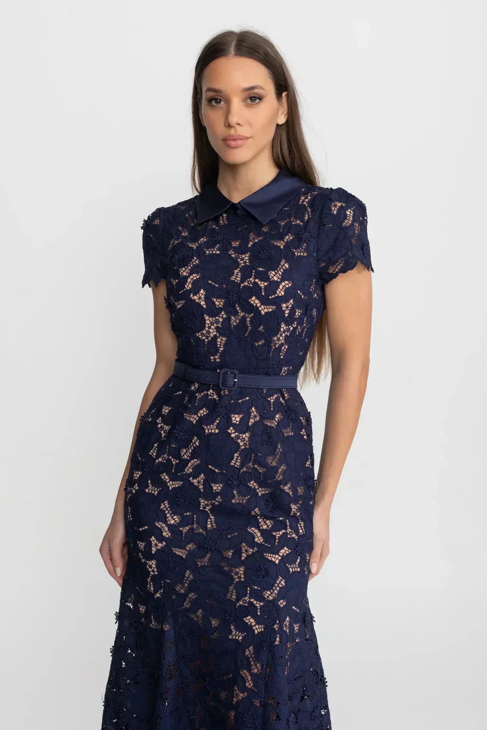 Marina | Vestido Sereia Azul Marinho com Flores em Relevo e Recortes Vazados