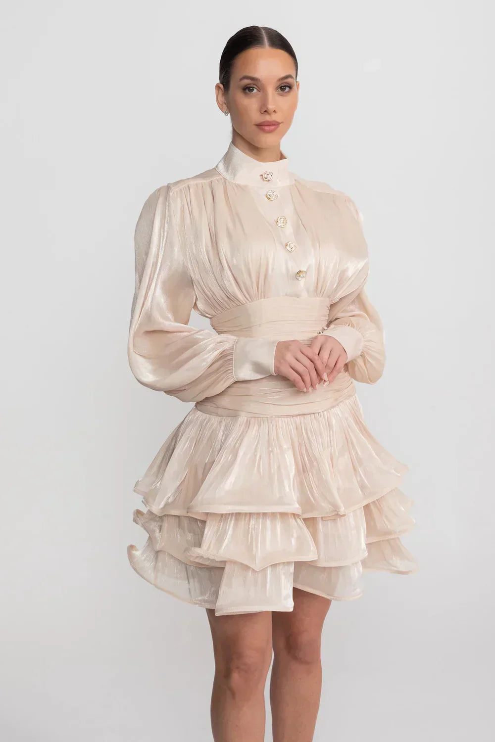 Champagne | Vestido Curto em Cetim Perolado com Babados em Camadas