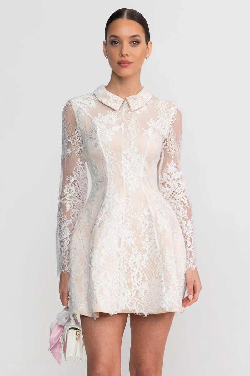 Rafaela | Vestido Curto em Renda Trabalhada com Manga Longa e Gola