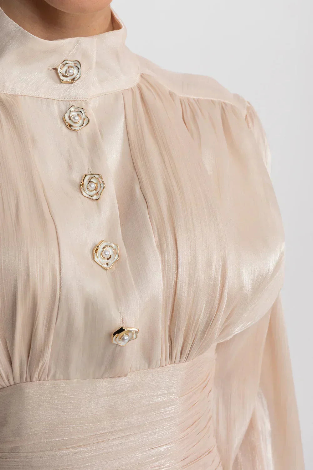 Champagne | Vestido Curto em Cetim Perolado com Babados em Camadas