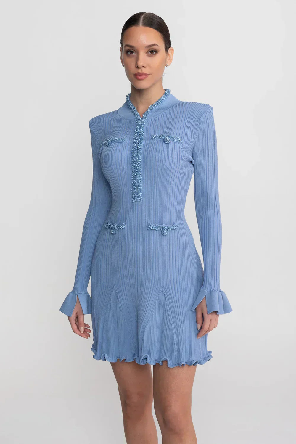Yasmin | Vestido Curto Azul em Malha com Manga Sino e Pedraria