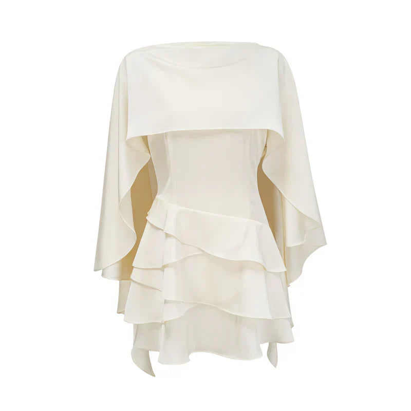 Estela | Vestido Curto Branco com Babados Assimétricos e Xale