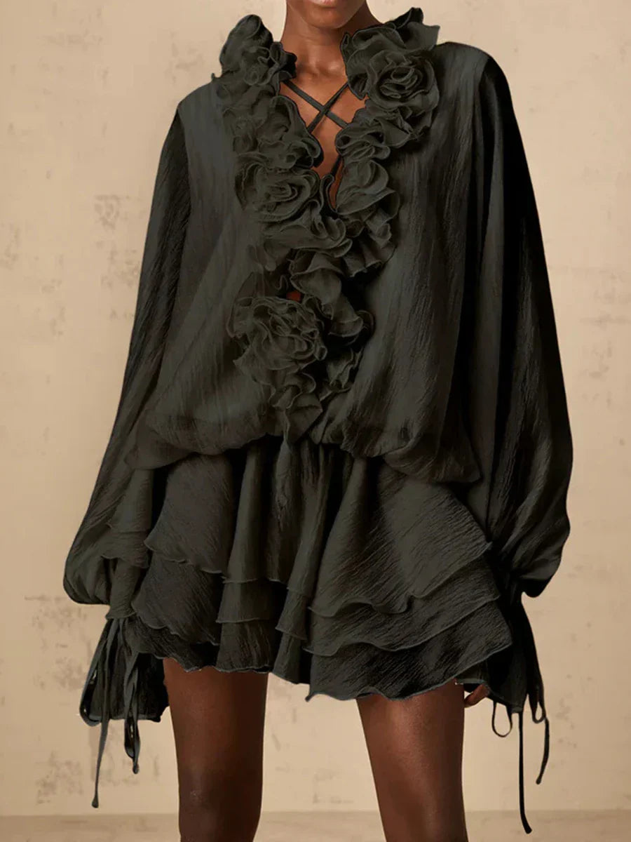 Heloísa | Vestido Curto Off-White com Flores 3D, Decote em V e Babados